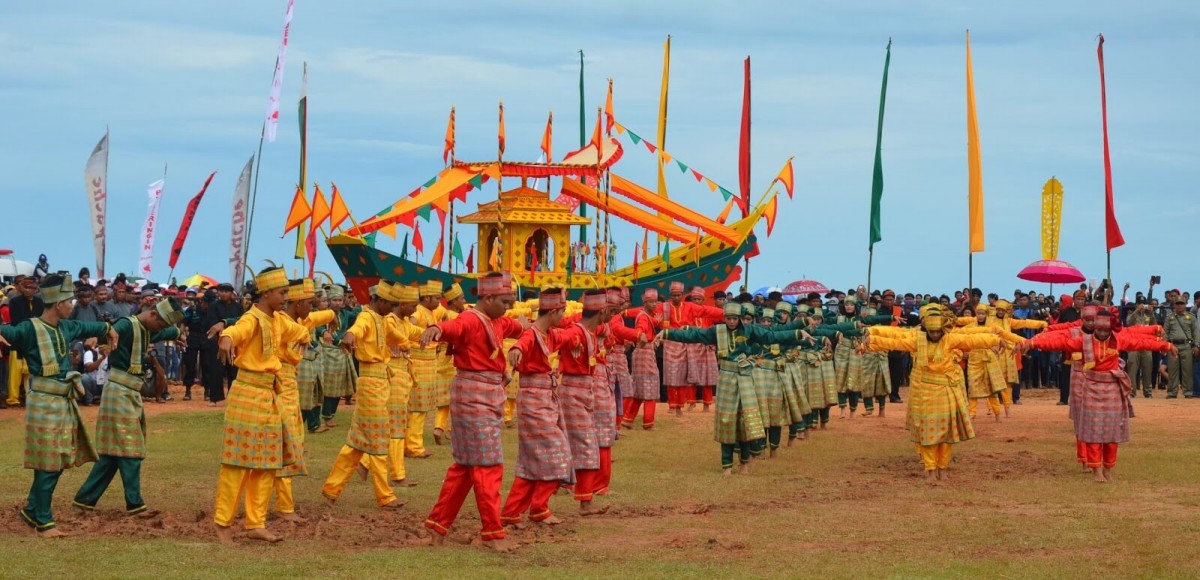 Para peserta sedang menari menggunakan baju adat warna-warni